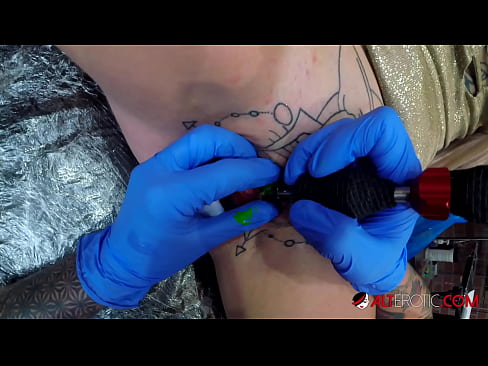 ❤️ Uiters getatoeëerde hottie Sully Savage het 'n tatoeëermerk op haar klitoris gekry ❌ Porno op af.myteporn.ru ❌️