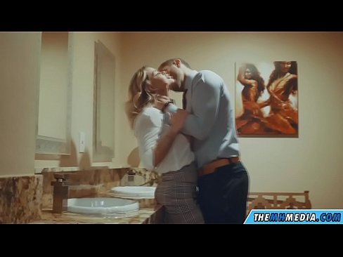 ❤️ Wanneer 'n rondborstige blondine jou in 'n openbare toilet verlei ❌ Porno op af.myteporn.ru ❌️